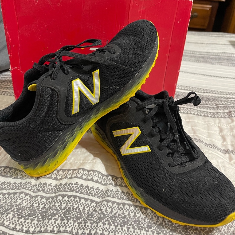 BNWOT Boys Wide New Balance Shoes